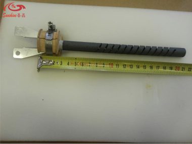 Como conectar o bastão de aquecimento de carbeto de silício? A haste de aquecimento de carbeto de silício em espiral é conectada por cerâmica isolante, braçadeira, braçadeira de aço inoxidável.